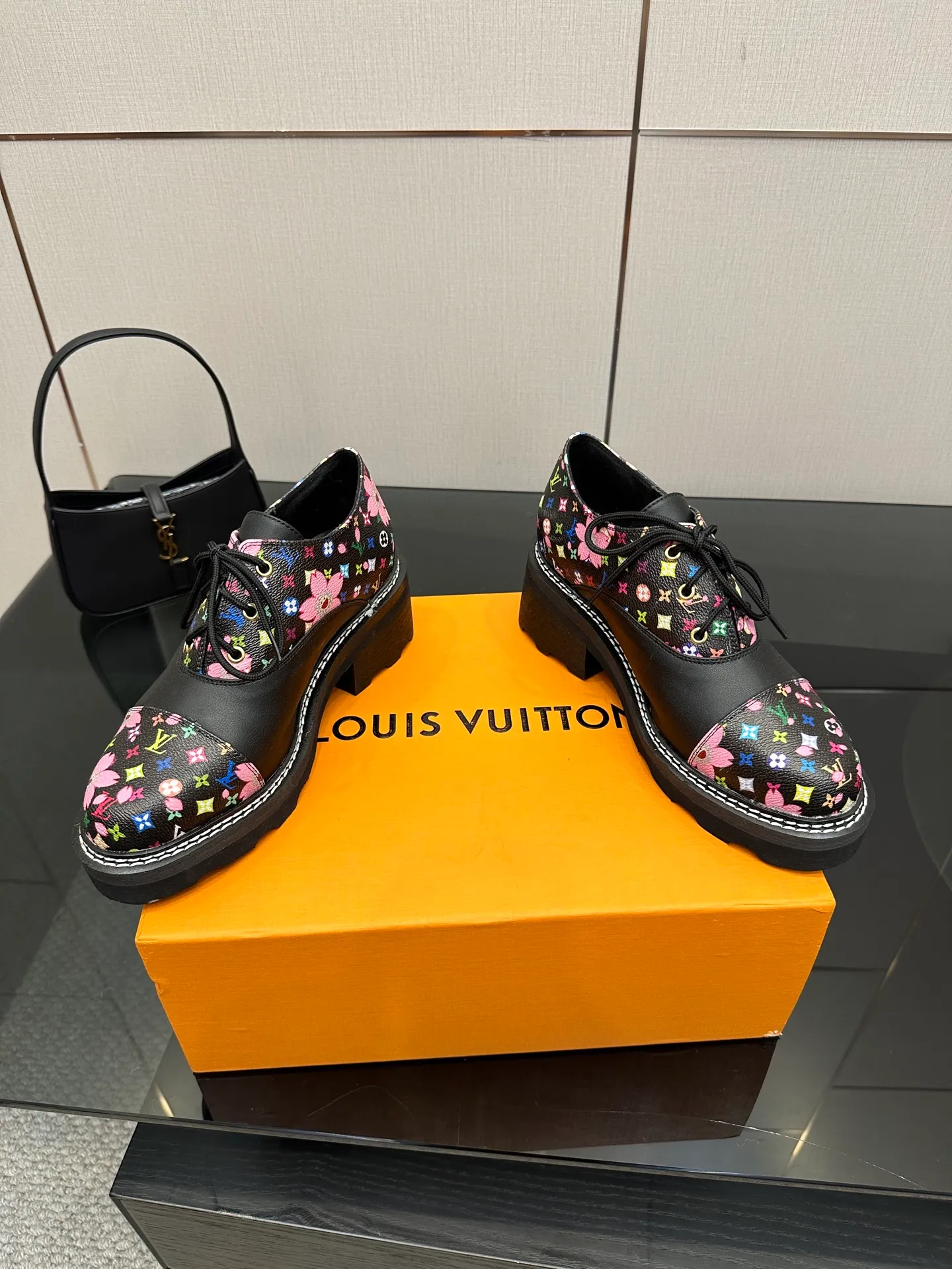 👟👟Ex-factory price 720👟👟 LOUIS VUITTON Louis Vuitton counter latest model top version LV inner cowhide material is real! Original 1:1 material reproduction! Modern and casual in one! Release a strong aura like a queen 🔥Capture everyone's attention instantly💃 Inner/foot pads: imported cowhide Fabric: cowhide Outsole: full genuine leather Code number: 35-41 (40, 41, 42 customizations are not returnable)